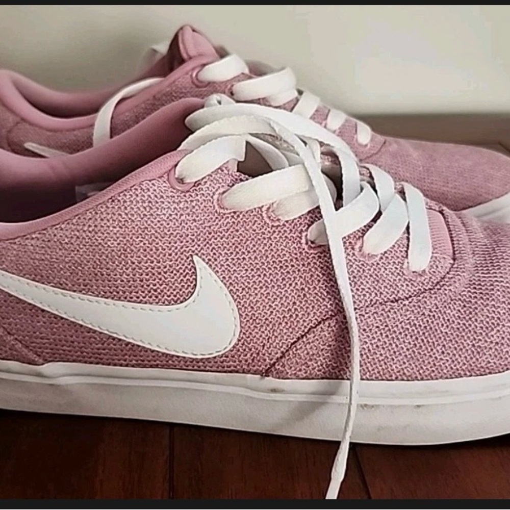Nike Women's Size 10 Pink and White Sneakers so cute and comfy great deal